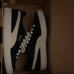 Suede pumas
